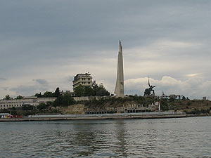 Тоже памятник в Севастополе но непомню кому
